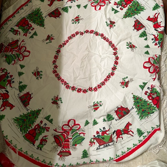 VTG Cotton Round Christmas tablecloth with fringe. No stains or tears. - Picture 5 of 9